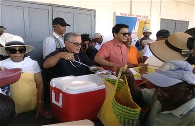 Monsignor José Alberto e il presidente Rajoelina distribuiscono il cibo